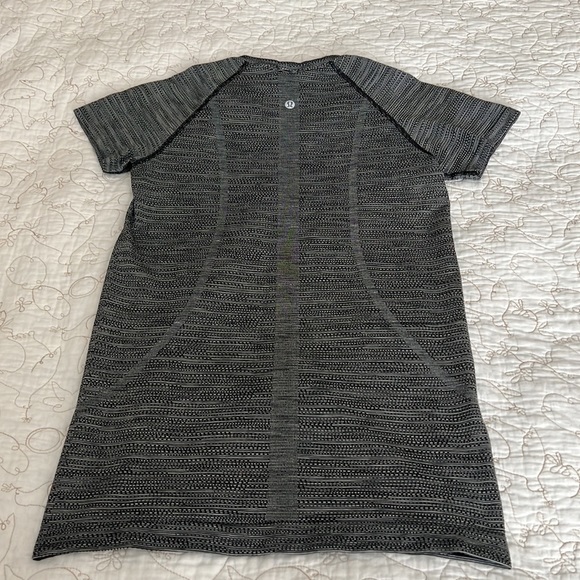 Like new condition Lululemon swiftly tech 2.0 short sleeve in black heather grey - Picture 3 of 4